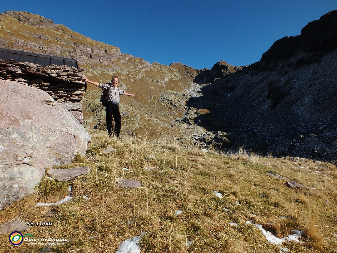 21 Baita dei Tre Pizzi (2116 m) con vista in Pietra Quadra....JPG